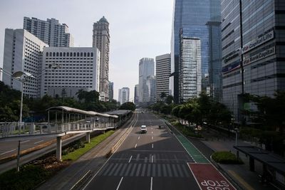 Biasanya Macet Parah, Jalan Jenderal Sudirman Jakarta Kini Sepi Banget
