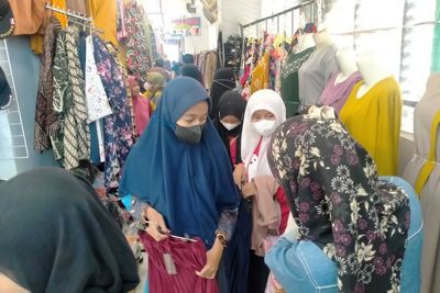 Cerianya Puluhan Anak Yatim Piatu di Ponorogo Diajak Belanja Baju Lebaran