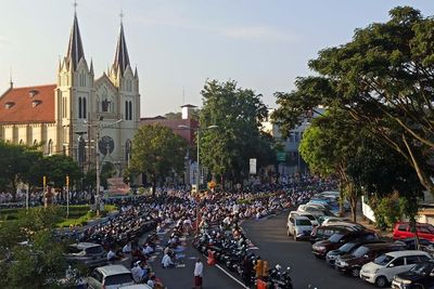 Indahnya Toleransi, Umat Katolik Sediakan Halaman Gereja dan Tikar untuk Salat Ied