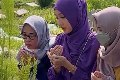 Lucinta Luna Cantik Banget Saat Ziarah Pakai Hijab, Netizen Linglung