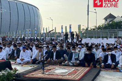 Perdana, Anies Baswedan Salat Idul Fitri di JIS Bareng Ribuan Warga