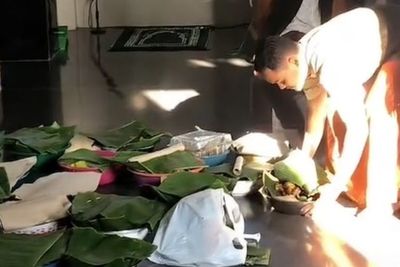 Tradisi Tak Biasa usai Shalat Ied di Tulungagung, Makan Bersama di Masjid usai Shalat