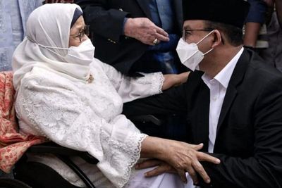 Anies Ungkap sang Ibunda Tak Kuasa Tahan Tangis saat Lihat Lautan Manusia Salat Id di JIS