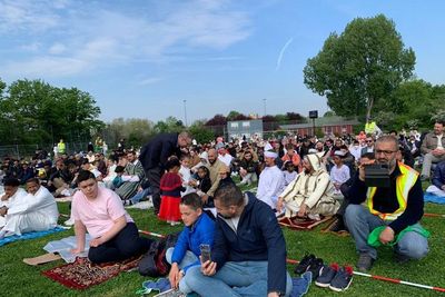 Di Jerman, Salat Idul Fitri Digelar di Lapangan Terbuka Mirip di Indonesia!
