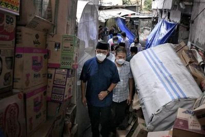 Momen Lebaran, Anies Silaturahmi Temui Korban Kebakaran di Pasar Gembrong