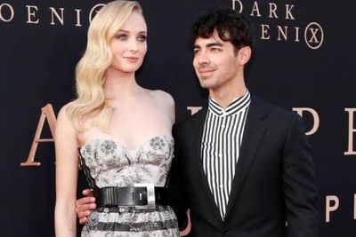 Sophie Turner Pamer Baby Bump Anak Kedua dengan Joe Jonas di Met Gala, Tak Lagi Ditutupi