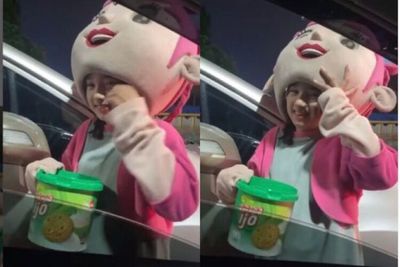 Viral Bocah Pengamen Cantik Banget Pakai Kostum Badut, Netizen Ramai Ingin Mengadopsi