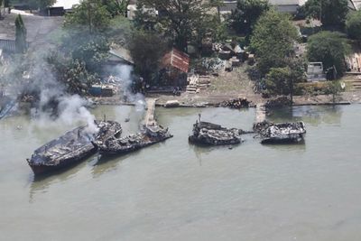 Momen Menegangkan Kebakaran di Pelabuhan Cilacap: 45 Kapal Terbakar dan Tersapu Ombak