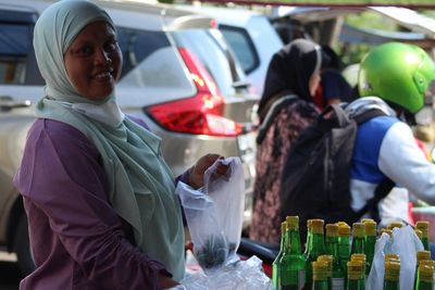 Berkah Idul Fitri, Pedagang Bunga Musiman Raup Jutaan Rupiah Setiap Hari