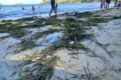 Duh, Libur Lebaran Membuat Pantai Tanjung Aan Dipenuhi Sampah!