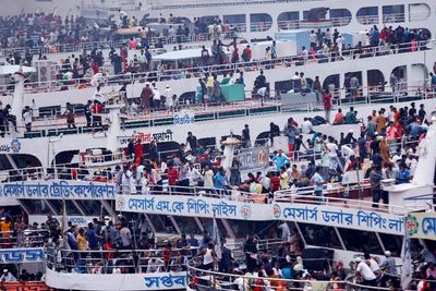 Sumpek! Begini Tradisi Mudik di Bangladesh, Orang-Orang Berebut Panjat Kereta & Kapal