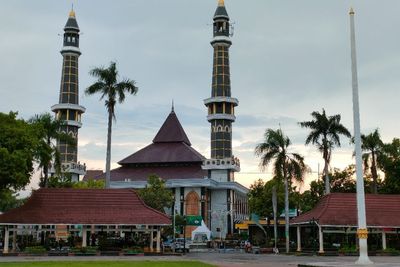 Masya Allah! Masjid Ini Jadi Tempat Mualaf Belajar dan Berikrar Masuk Islam
