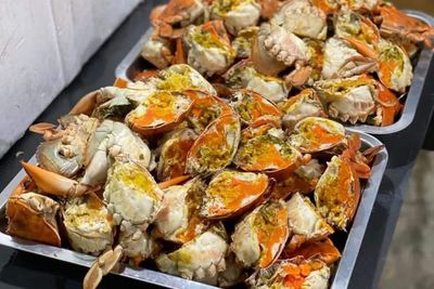 Warung Seafood Termurah, Makan Kepiting Sampai Puas Berlima Cuma Rp165 Ribu!