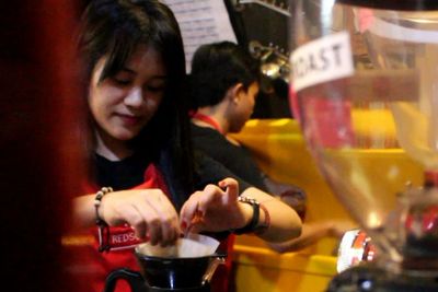 Cerita Perjuangan Hidup Barista Perempuan, Banting Tulang Demi Bayar Biaya Kuliah