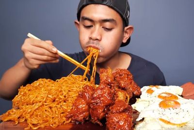 Sederet Bahaya Mukbang Bagi Kesehatan, Picu Obesitas hingga Kematian Mendadak
