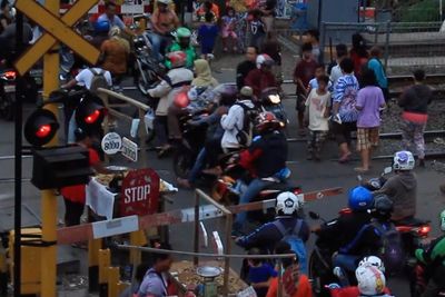 Jalur Neraka! Butuh Waktu 30 Menit untuk Melewati Lintasan Sebidang Ini
