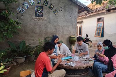 Komunitas Ini Ubah Sampah Jadi Barang Mahal, Istri Sandiaga Uno Sampai Enggak Malu Pakai