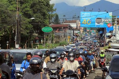 Urai Kepadatan Kendaraan, Polisi Tutup Jalur Puncak hingga Pukul 12.00 WIB