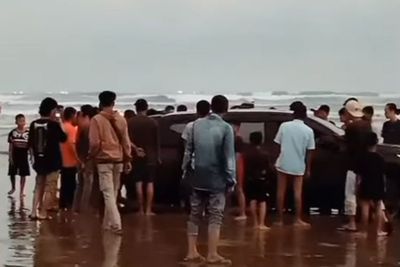 Niat Mau Healing, Mobil Pajero Amblas Masuk ke Pasir Pantai Bangedur, Wisatawan Heran
