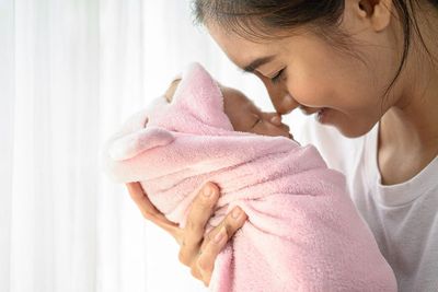 4 Tips Mengatasi Depresi Pascapersalinan Bagi Para Ibu Baru, Salah Satunya Olahraga