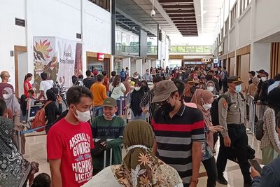 Arus Balik! Kondisi Bandara Juanda Surabaya Padat, Para Pemudik Mengular di Pintu Check In