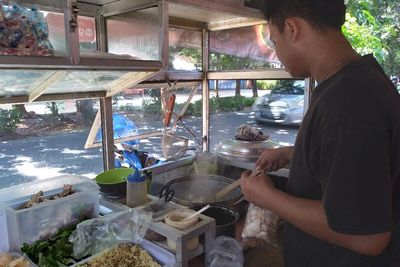 Ngalahin Gaji PNS, Pemuda Ini Jualan Seblak Pakai Tenda Omzetnya Rp9 Juta Sehari