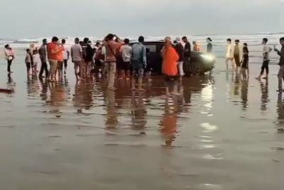 Apes! Mobil Pajero Wisatawan Masuk ke Pasir Pantai Bagedur Lebak, Niatnya Mau Liburan