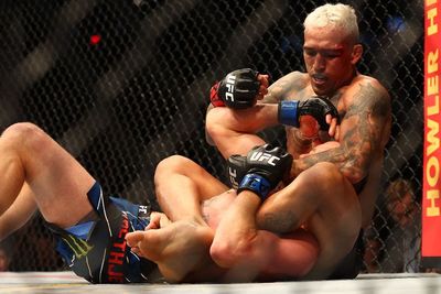 Hasil UFC 274: Charles Oliveira Paksa Justin Gaethje Menyerah Lewat Kuncian Mematikan