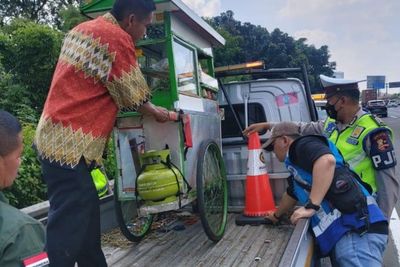 Mobil Masuk Jalan Tol Sudah Biasa, Tapi Kalau Tukang Bakso? Ini Kisahnya