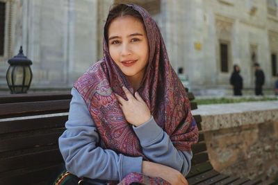 Penampilan Prilly Latuconsina Kenakan Selendang saat Liburan di Turki Curi Perhatian