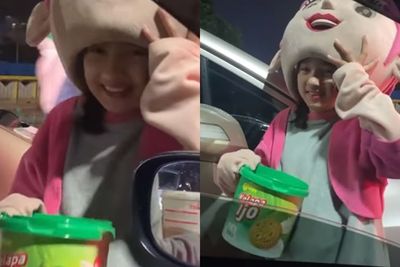 Sosok Elin, Bocah Pengamen Badut Berparas Cantik yang Viral, Ngamen buat Makan Sehari-hari