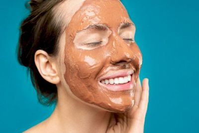 5 Masker Wajah untuk Hilangkan Jerawat Membandel dan Kulit Kemerahan