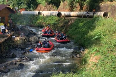 Seru! Rafting di Kampung Singkur Pengalengan, Airnya Segar View-nya Hutan Pinus