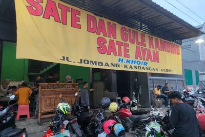 Terlalu Laris! Sehari Warung Sate Ini Habiskan Lima Ekor Kambing, Apa Rahasianya?