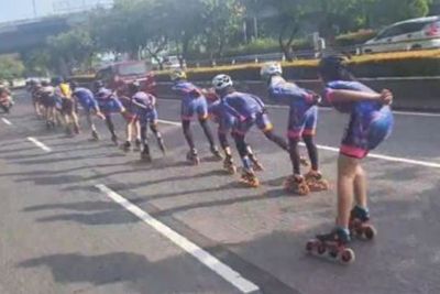 Heboh Rombongan Sepatu Roda Melaju di Tengah Jalan Gatot Subroto, Siap-siap Ditegur Polisi