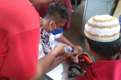 Dramatis! Detik-detik Petugas Damkar Bantu Copot Cincin di Jari Bocah Bikin Bengkak