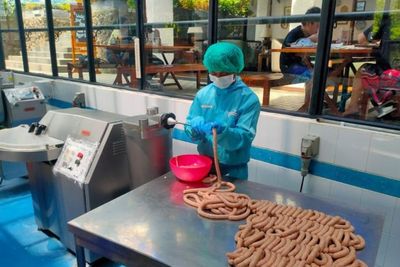 Nikmati Sosis ala Jerman di Puncak, Kamu Bisa Langsung Melihat Proses Pembuatannya