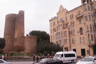 Magisnya Ibu Kota Negara Api Azerbaijan, Perpaduan Kota Modern dan Abad Pertengahan