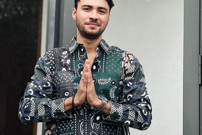 Masuk Nominasi Pria Ganteng Dunia, Intip 5 Kegantengan Refal Hady yang Bersinar