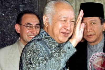 Ngeri! Wartawan Dilempar dari Pesawat Usai Menulis Berita Soal Soeharto Mundur, Benarkah?