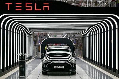 Gegara Gangguan Pasokan Suku Cadang, Tesla Hentikan Produksi Pabrik di Shanghai