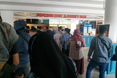 Berburu Tiket KKN di Desa Penari, Warga: Nangis Dapat Kursi di Bawah Layar Tapi Tetap Beli