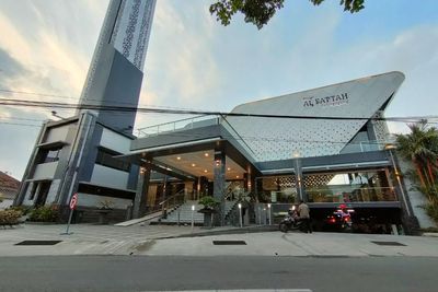 Mirip Lobi Hotel Bintang 5, Masjid Ini Punya Kain Kiswah Bersulam Emas  