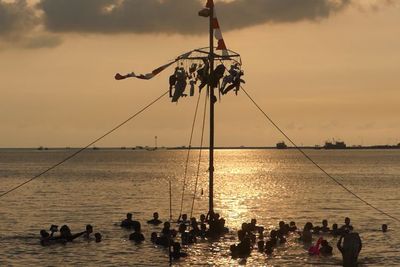 Menantang Maut! Ada Panjat Pinang di Tengah Laut, Menerjang Ombak Demi Hadiah