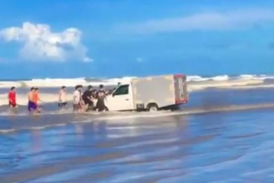 Setelah Pajero Sport, Kini Mobil Box Wisatawan Terjun ke Pantai Bikin Pengunjung Ngakak