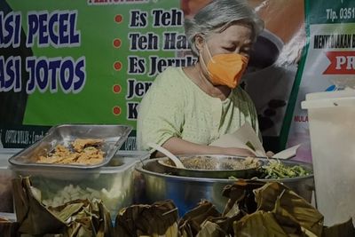 Cuma Rp5 Ribu, Pecel Bu Tin Termurah di Madiun 3 Jam Langsung Habis!