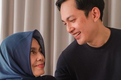 Kiki Farrel Menangis Pilu Peluk Cium Jenazah Mama Dahlia, Ungkap Keinginan Terakhir