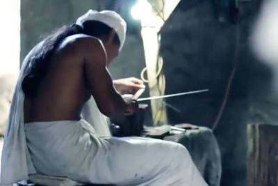 Pembuat Keris Brojobuwono Harus Pakai Baju Putih Tanpa Jahitan, Ini Sebabnya!