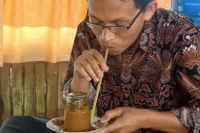 Aneh! Minum Kopi di Sini Kok Gelasnya Terbalik?