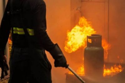 Aksi Bapak-Bapak Padamkan Tabung Gas yang Terbakar Hanya Pakai Jari! Netizen Gak Percaya